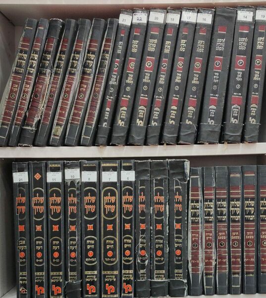 קובץ:ארון ספרי הלכה.jpg